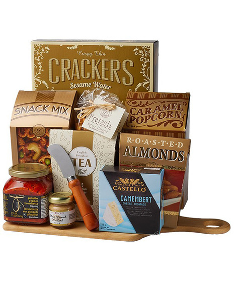 Gourmet gift basket with 11 items